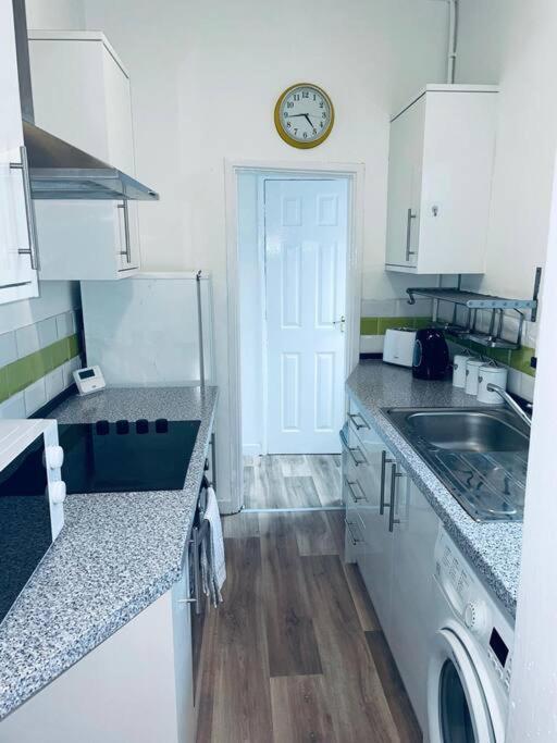 Comfortable Town House In Coventry City Centre Villa Esterno foto