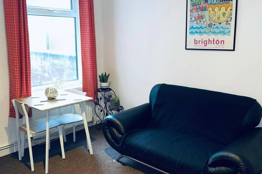 Comfortable Town House In Coventry City Centre Villa Esterno foto