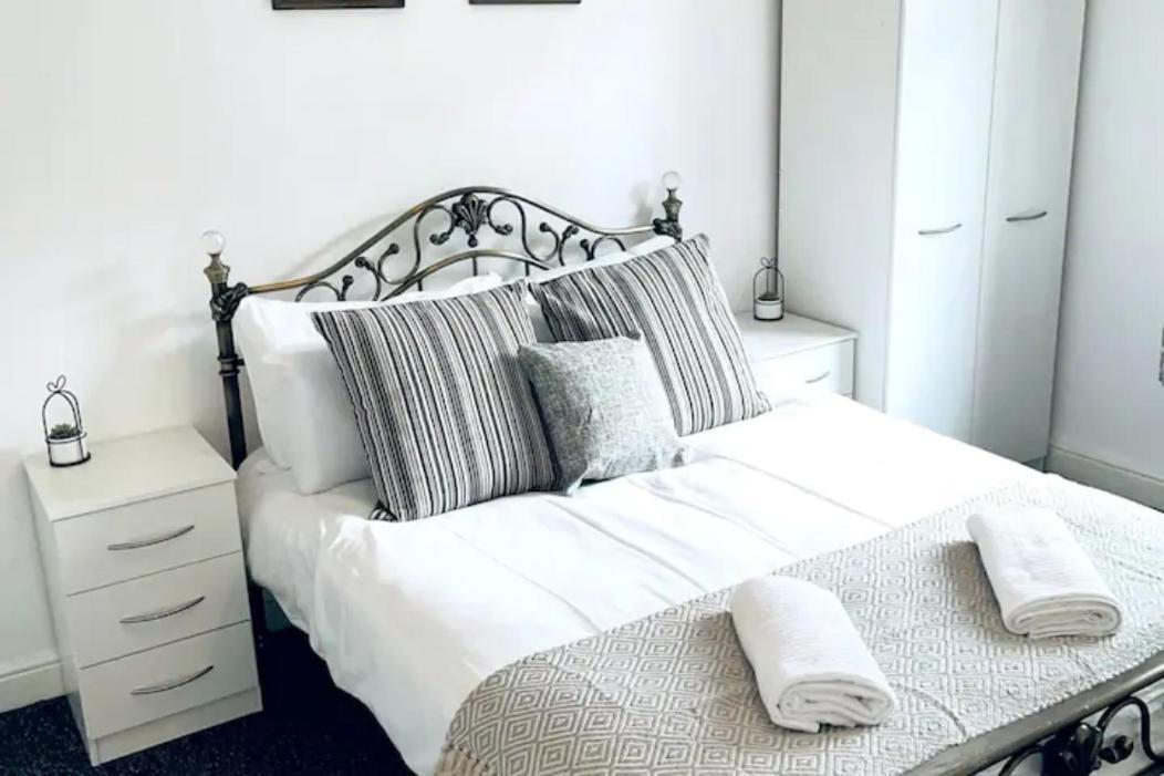 Comfortable Town House In Coventry City Centre Villa Esterno foto