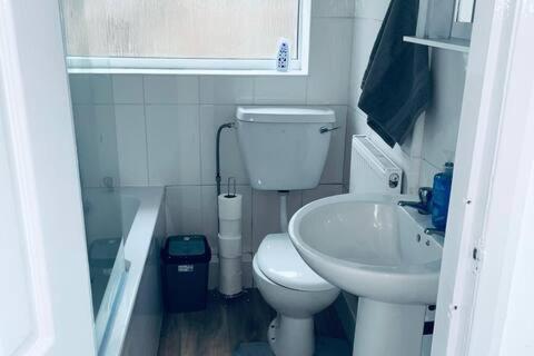 Comfortable Town House In Coventry City Centre Villa Esterno foto